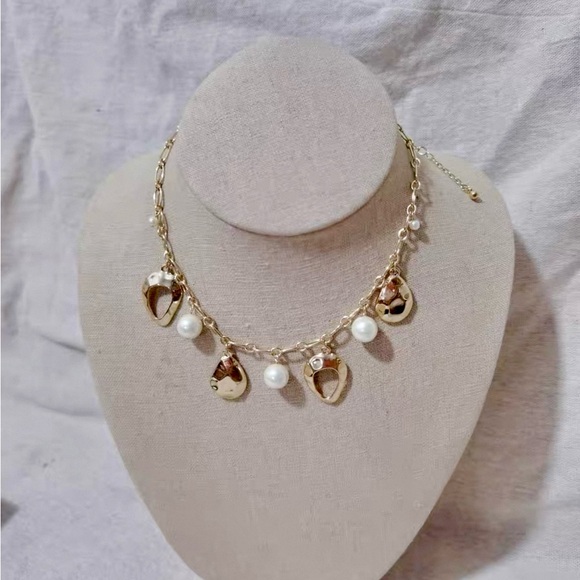 Elegant Gold and Pearl Necklace - Picture 1 of 2